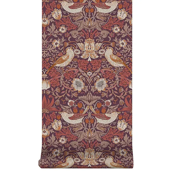 William Morris At Home Vliestapete Erdbeerdieb - Lila, Floral, 1.000 x 52 cm - Tapetenrolle mit dunkellila Hintergrund und sich wiederholendem Muster aus Vögeln, Blumen und Blättern in Rost, Beige und Braun.