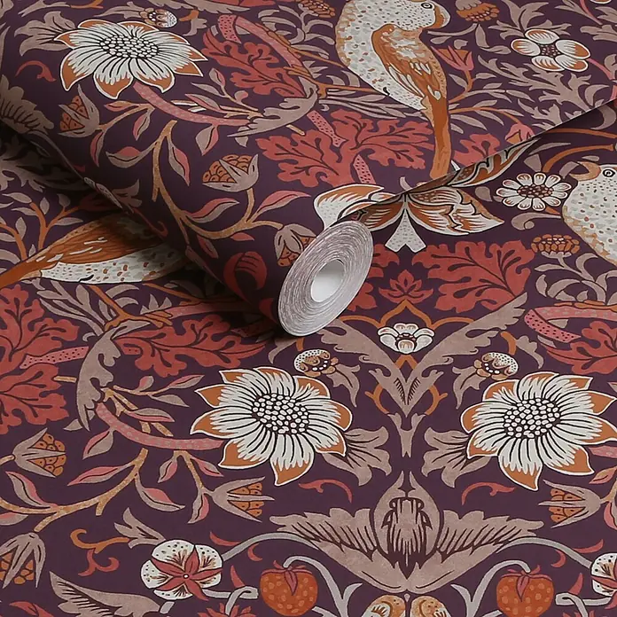 William Morris At Home Vliestapete Erdbeerdieb - Lila, Floral, 1.000 x 52 cm - Gemusterte Tapetenrolle mit dunkelvioletter Basis, Vögeln, Blumen und Blättern in Orange, Creme und Taupe.