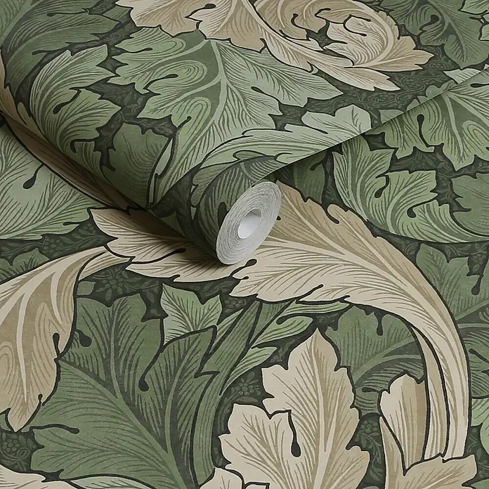 William Morris At Home Vliestapete Vliestapete Akanthus - Grün, Streifen, 10 x 0,52 m - Tapetenrolle mit detailliertem grün-beigem Blattmuster, teilweise abgerollt zur Präsentation des Designs.