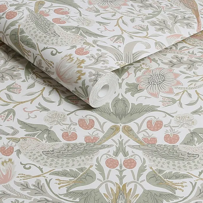 William Morris At Home Vliestapete Vliestapete Erdbeerdieb - Salbeigrün, Floral - Tapetenrolle mit Muster aus Vögeln, Erdbeeren und Blattwerk in zarten Grün-, Rosa- und Beigetönen.