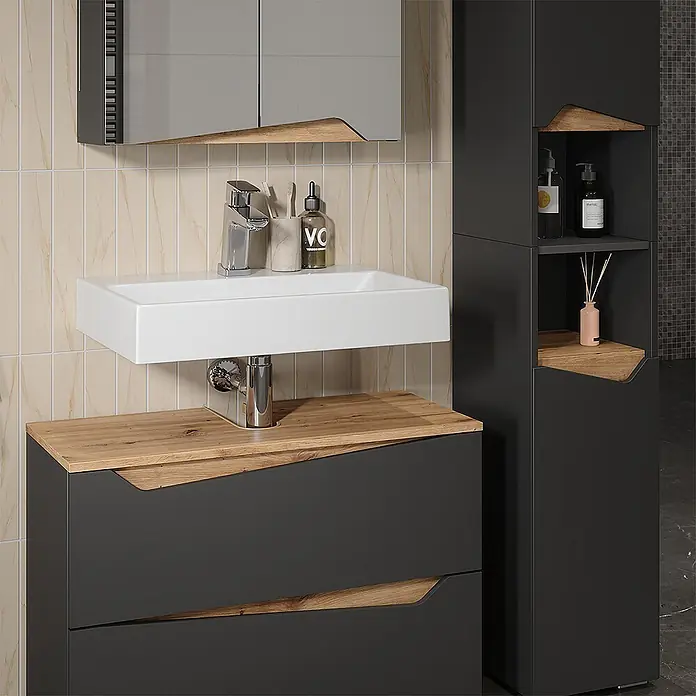 Vicco Badmöbel-Set Marelle Anthrazit 3 Teile mit Hochschrank - Anthrazit, Matt - Dunkelgrauer Badunterschrank mit weißem Waschbecken und Holzdetails, dazu passender Hochschrank und Spiegelschrank im modernen Bad.