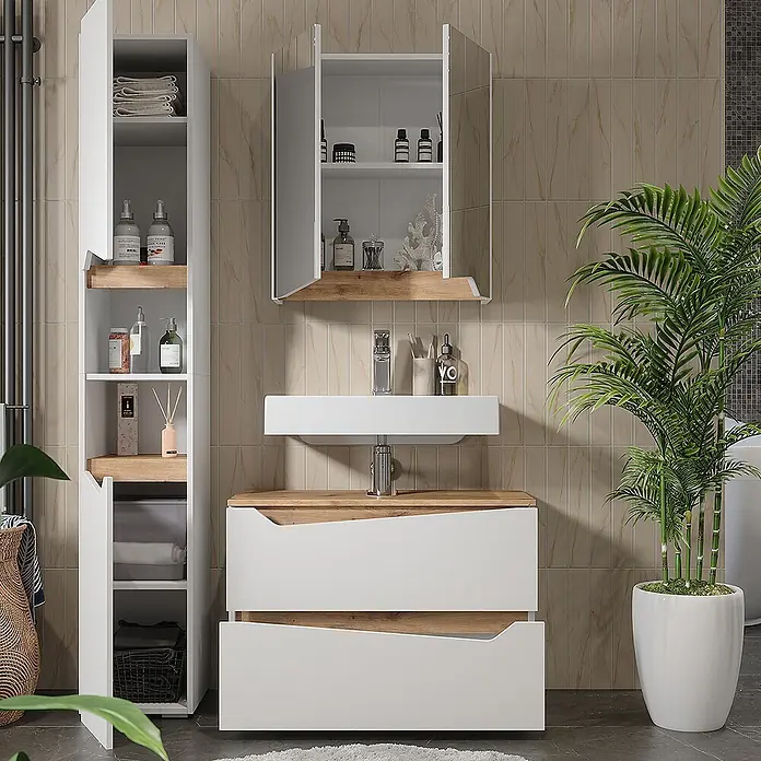 Vicco Badmöbel-Set Marelle Weiß 3 Teile mit Hochschrank - Weiß, Matt - Modernes weißes Badmöbel-Set mit Holzdetails, bestehend aus Waschtisch, Spiegelschrank und Hochschrank, in einem gefliesten Bad.