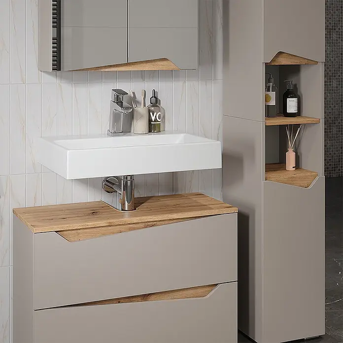 Vicco Badmöbel-Set Marelle Greige 4 Teile - Greige, Matt - Modernes graues Badmöbel-Set mit Holzoptik-Akzenten und passendem Hochschrank, mit einem weißen Rechteckbecken und Chromarmatur.