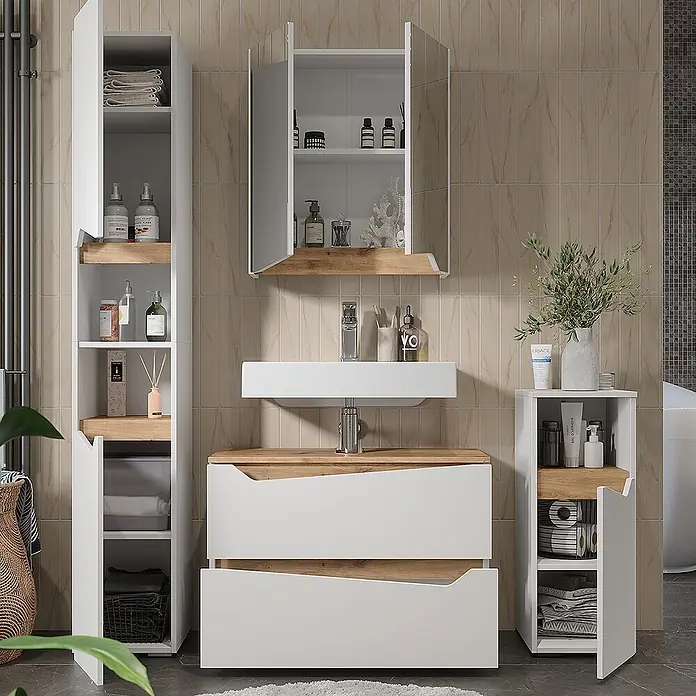 Vicco Badmöbel-Set Marelle Weiß 4 Teile - Weiß, Matt - Modernes Badmöbelset in Weiß und Holz mit Waschbecken, Spiegel und Stauraum, in einem gefliesten Bad.