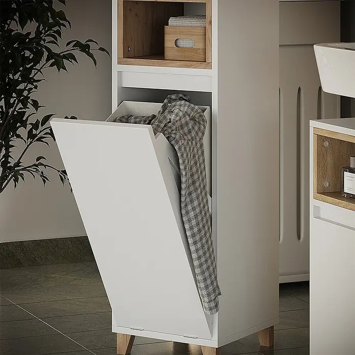 Vicco Badmöbel-Set Elnor Weiß/Eiche 3 Teile mit Midischrank - Weiß, Matt - Weißer Kipp-Wäschekorbschrank mit Holzfüßen, gefüllt mit karierter Wäsche. Teil eines modularen Aufbewahrungssystems.