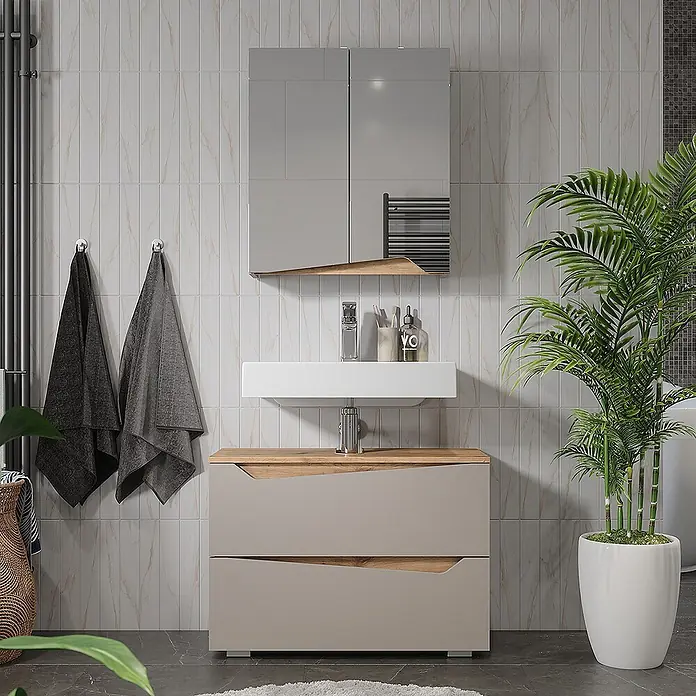 Vicco Badmöbel-Set Marelle Greige 2 Teile - Greige, Matt - Moderner hellgrauer Badschrank mit Holzdetails, weißem Waschbecken und Spiegelschrank in einem Badezimmer.