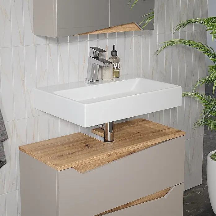 Vicco Badmöbel-Set Marelle Greige 2 Teile - Greige, Matt - Moderner Badwaschtisch mit rechteckigem weißen Keramikbecken, Chromarmatur, heller Holzplatte und beigem Unterschrank.