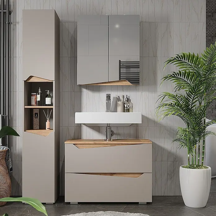 Vicco Badmöbel-Set Marelle Greige 3 Teile mit Hochschrank - Greige, Matt - Modernes beiges Badezimmer-Waschbeckenunterschrank mit weißem Waschbecken, passendem Spiegelschrank und hohem Stauraumschrank mit Holzdetails im Badezimmer.