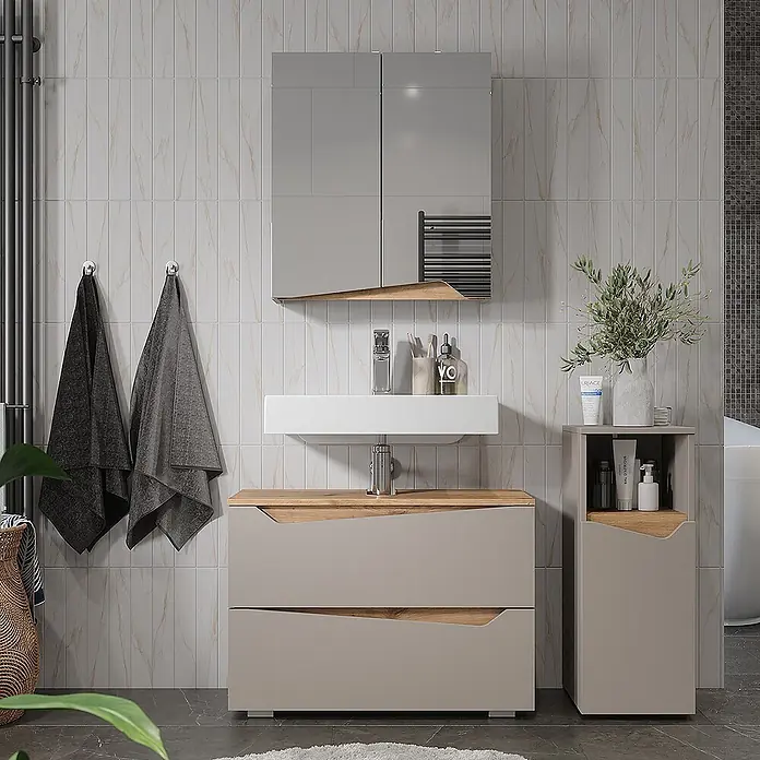 Vicco Badmöbel-Set Marelle Greige 3 Teile mit Midischrank - Greige, Matt - Modernes Badezimmermöbel-Set in Beige und Holz mit Waschbecken, Spiegelschrank und Beistellschrank, im Bad installiert.