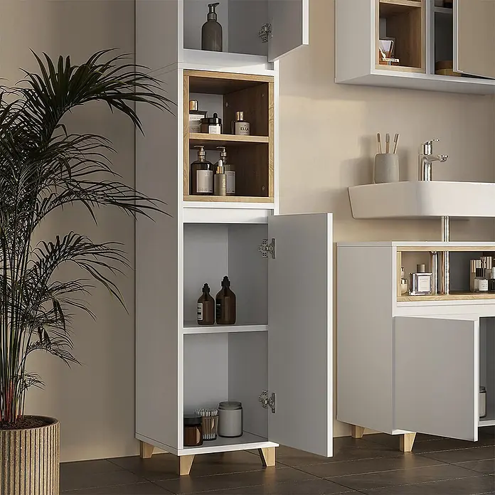 Vicco Badmöbel-Set Elnor Weiß/Eiche 4 Teile - Weiß, Matt - Weißer hoher Badezimmerschrank mit Naturholz-Akzenten und Beinen, offene Türen zeigen Stauraum für Toilettenartikel.