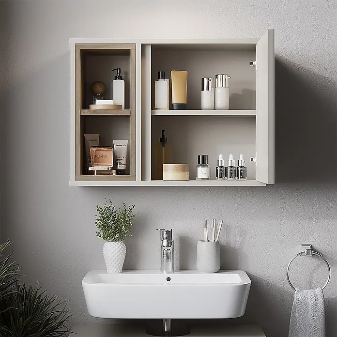 Vicco Badmöbel-Set Elnor Greige mit Spiegelschrank und Unterschrank - Greige, Matt - Wandmontierter Badezimmerschrank mit offenem Holzfach und offener Tür, gefüllt mit Pflegeprodukten über einem Waschbecken.