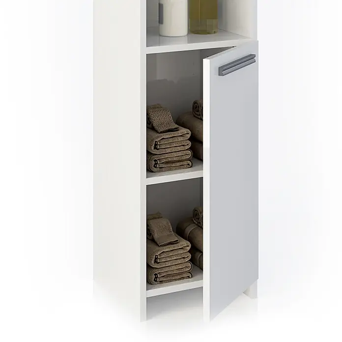 Vicco Badmöbel-Set Kiko Weiß 4 Teile - Gesamtbreite Badmöbel: 118 cm, Weiß, Matt - Weißer hoher Badschrank mit offenen Regalen, gefalteten braunen Handtüchern und einer teilweise geöffneten Tür mit silbernem Griff.