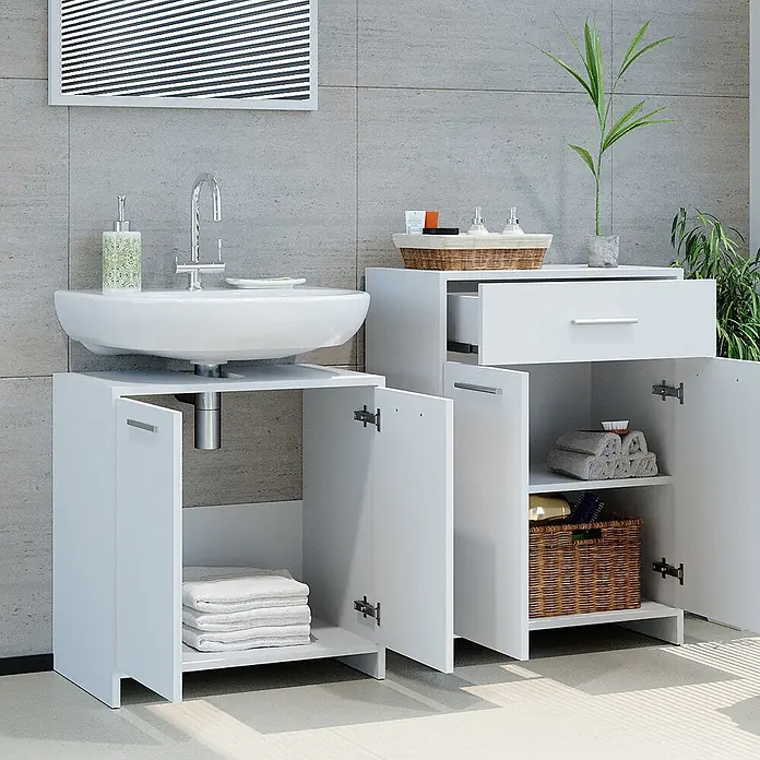 Vicco Badmöbel-Set Kiko Weiß 3 Teile, mit Midischrank - Gesamtbreite Badmöbel: 118 cm, Weiß, Matt - Zwei weiße Badezimmerschränke, einer unter einem Waschbecken und der andere ein Lagerschrank, mit offenen Türen und Schubladen.