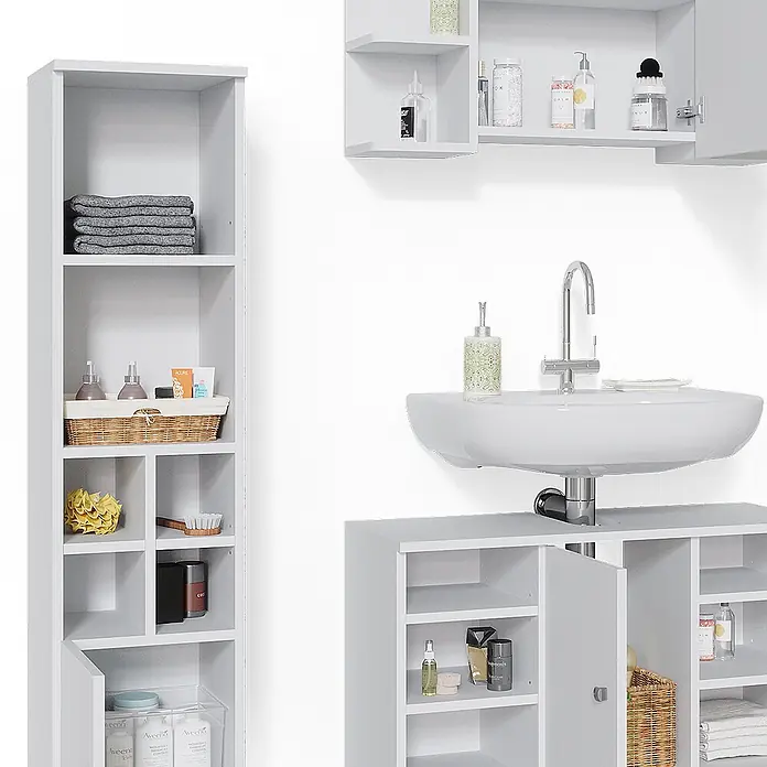 Vicco Badmöbel-Set Fynn Weiß 3 Teile, mit Midischrank Tür klein - Gesamtbreite Badmöbel: 110 cm, Weiß, Matt - Weißes Badezimmerschrank-Set mit hohem Regal, Wandschrank und Waschtischunterschrank mit Waschbecken, gefüllt mit Toilettenartikeln.