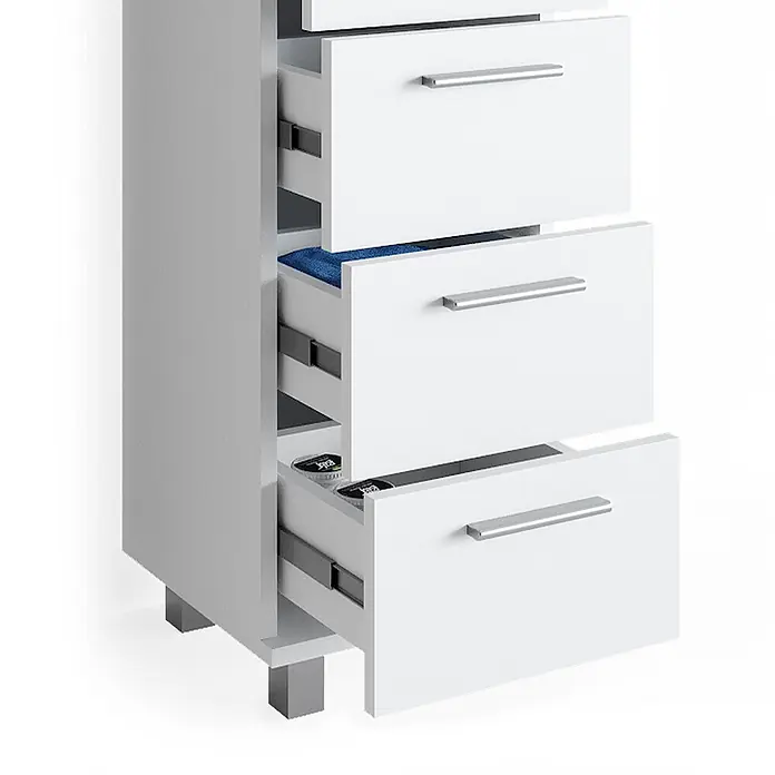 Vicco Badmöbel-Set Ilias Weiß 3 Teile, mit Midischrank - Gesamtbreite Badmöbel: 90 cm, Weiß, Matt - Hohe weiße Kommode mit vier Schubladen, teilweise geöffnet mit blauem Stoff und kleinen Gegenständen, silbernen Griffen, grauen Füßen.