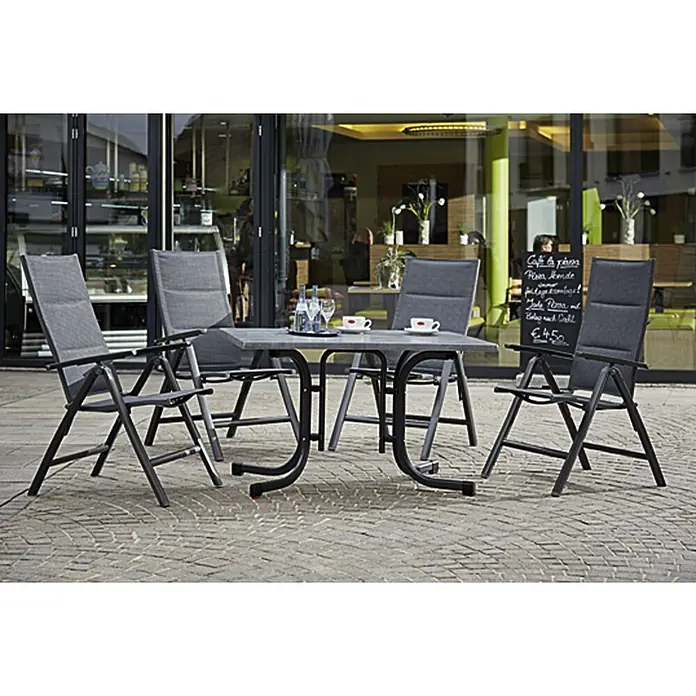 Sunfun Maja Garten-Positionssessel - Anthrazit, Klappbar - Graue Gartentischgruppe mit vier Stühlen vor einem Café. Die Möbel sind modern und wetterfest für den Außenbereich.