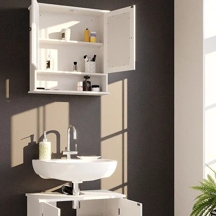 Vicco Badmöbel-Set Bianco Weiß 2 Teile - Gesamtbreite Badmöbel: 60 cm, Weiß, Matt - Weißer wandmontierter Badezimmerschrank mit offener Tür, gefüllt mit Toilettenartikeln, über einem Waschbecken.