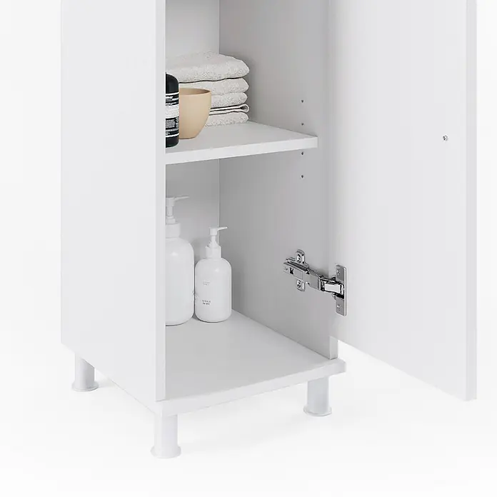 Vicco Badmöbel-Set Fynn Weiß 3 Teile, mit Midischrank - Gesamtbreite Badmöbel: 90 cm, Weiß, Matt - Weißer Badezimmerschrank mit offener Tür, der Regale mit gefalteten Handtüchern und zwei Pumpflaschen auf weißen Beinen zeigt.
