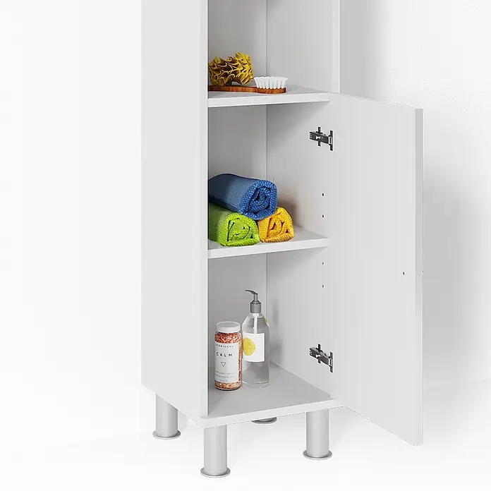 Vicco Badmöbel-Set Fynn Weiß Hochglanz 3 Teile, mit Hochschrank - Gesamtbreite Badmöbel: 90 cm, Weiß Hochglanz, Glänzend - Weißer Badezimmerschrank mit offener Tür, zeigt Ablagen mit bunten Handtüchern, Bürste und Pflegeprodukten. Steht auf silbernen Beinen.