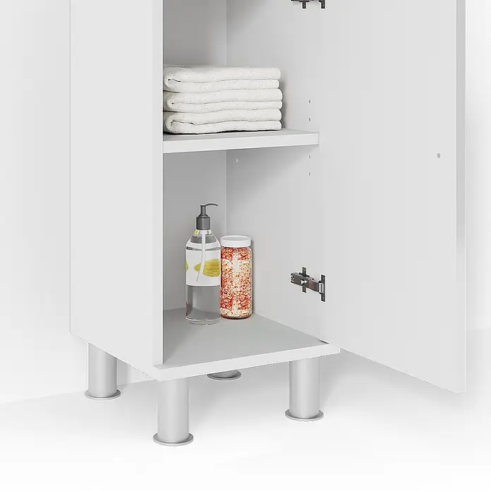 Vicco Badmöbel-Set Fynn Weiß Hochglanz 4 Teile - Gesamtbreite Badmöbel: 120 cm, Weiß Hochglanz, Glänzend - Weißer Badezimmerschrank mit offener Tür, zeigt Regale mit Handtüchern, Seife und Badesalzen. Steht auf zylindrischen Beinen.