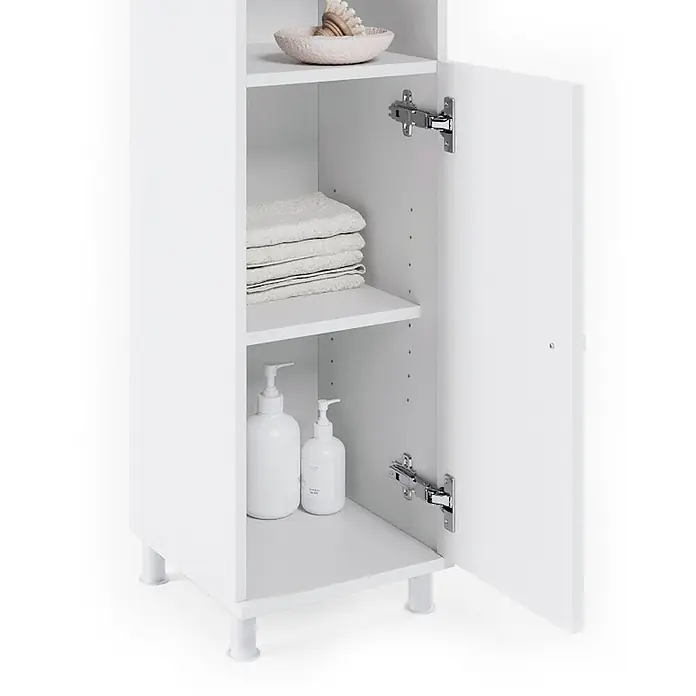 Vicco Badmöbel-Set Fynn Weiß 4 Teile - Gesamtbreite Badmöbel: 120 cm, Weiß, Matt - Weißer Hochschrank mit offener Tür, der Regale mit gefalteten Handtüchern, Seifenspendern und einer Schale zeigt.