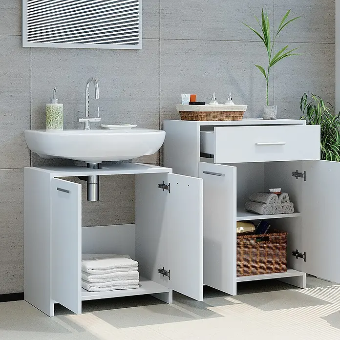 Vicco Badmöbel-Set Kiko Weiß 4 Teile, mit Hochschrank und Kommode - Gesamtbreite Badmöbel: 148 cm, Weiß, Matt - Zwei weiße Badschränke, ein Waschtisch mit Waschbecken und ein Aufbewahrungsschrank, mit offenen Türen, die Einlegeböden zeigen.