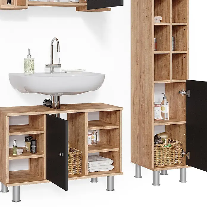 Vicco Badmöbel-Set Fynn Goldkraft Eiche 3 Teile, mit Midischrank Tür groß - Gesamtbreite Badmöbel: 110 cm, Goldkraft Eiche, Matt - Badmöbelset aus hellem Holz: Waschtischunterschrank mit Spüle und Hochschrank, beide mit schwarzen Türen und silbernen Beinen.