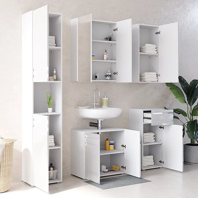 Vicco Badmöbel-Set Fredd Weiß Hochglanz 5 Teile - Gesamtbreite Badmöbel: 132,8 cm, Weiß Hochglanz, Glänzend - Modernes weißes Badmöbel-Set mit Hoch-, Wand-, Waschbecken- und Unterschränken, teils geöffnet mit Regalböden.