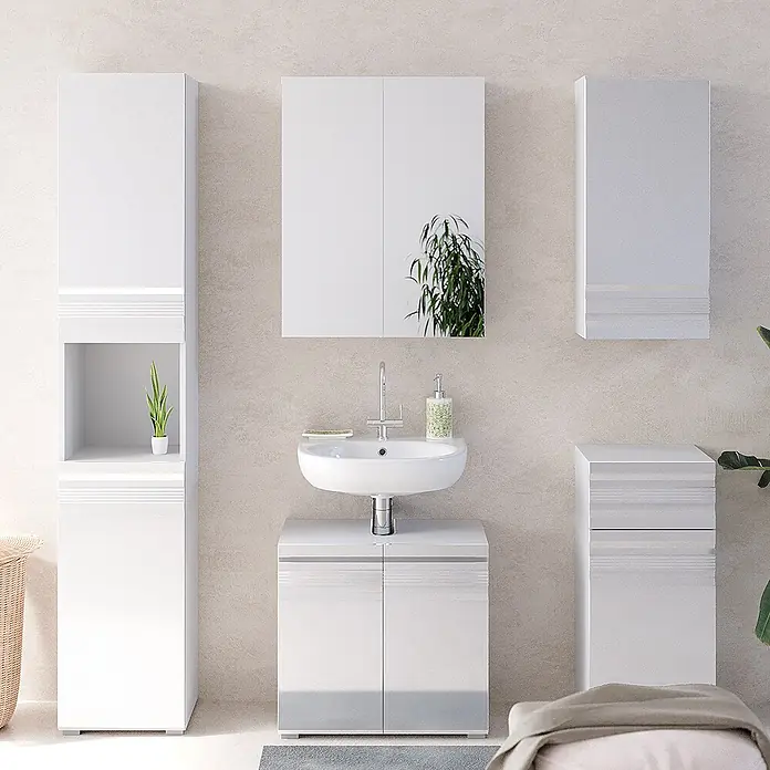 Vicco Badmöbel-Set Fredd Weiß Hochglanz 5 Teile - Gesamtbreite Badmöbel: 132,8 cm, Weiß Hochglanz, Glänzend - Ein modernes weißes Badezimmermöbelset mit Schränken, Spiegel und Waschbecken, alle mit dezenten horizontalen Streifendetails.