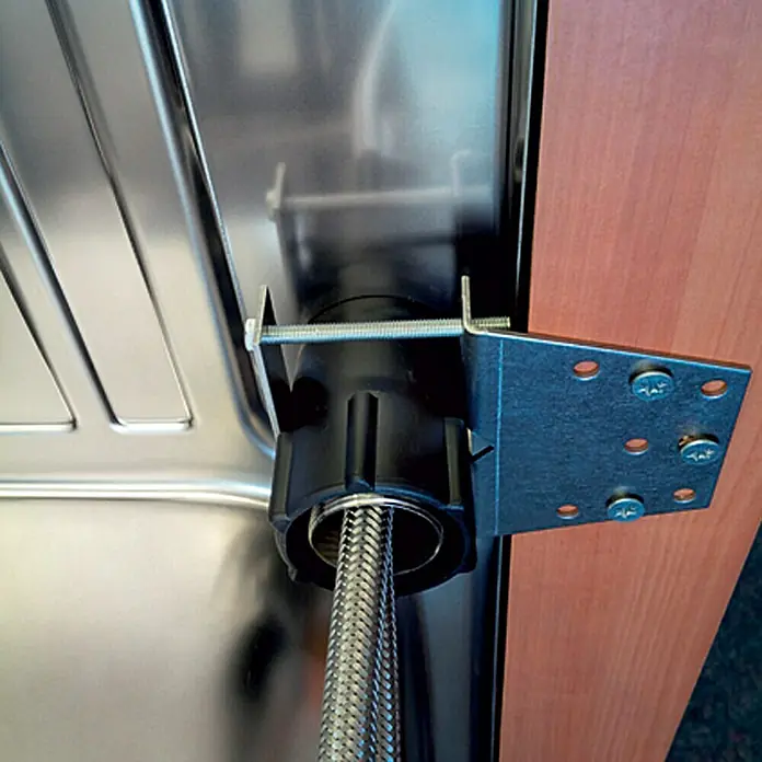 Stabilisierungsplatte - Geeignet für: Küchenarmaturen - Ansicht von Sanitärarmatur, die unter einem Waschbecken aus Edelstahl befestigt ist, mit flexibler Rohrschelle und Befestigungswinkel.