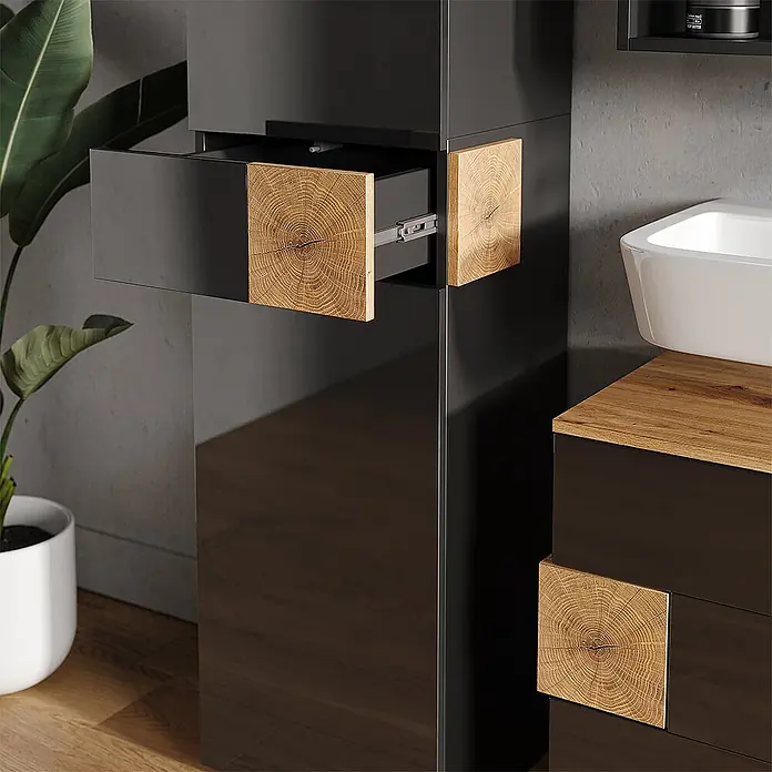 Vicco Badmöbel-Set Eden Anthrazit 3 Teile, mit Hochschrank - Gesamtbreite Badmöbel: 113,1 cm, Anthrazit, Matt - Dunkler Hochglanz-Badezimmerschrank mit markanten Holzschubladenfronten im Baumringmuster, eine Schublade geöffnet.