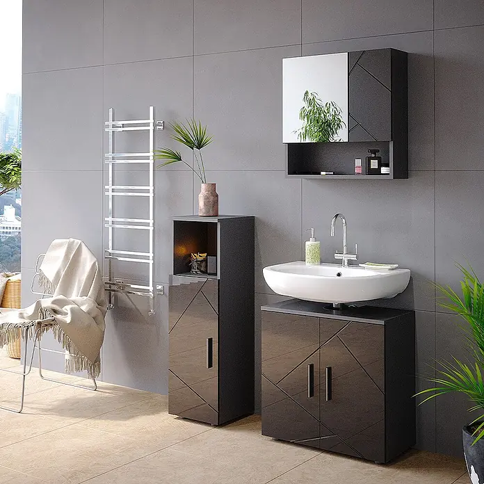 Vicco Badmöbel-Set Irma Anthrazit Hochglanz 3 Teile - Gesamtbreite Badmöbel: 90 cm, Anthrazit Hochglanz, Glänzend - Dunkelgraues Badmöbelset mit geometrischem Muster, bestehend aus Waschtischunterschrank, Hochschrank und Spiegelschrank, in einem modernen Badezimmer.