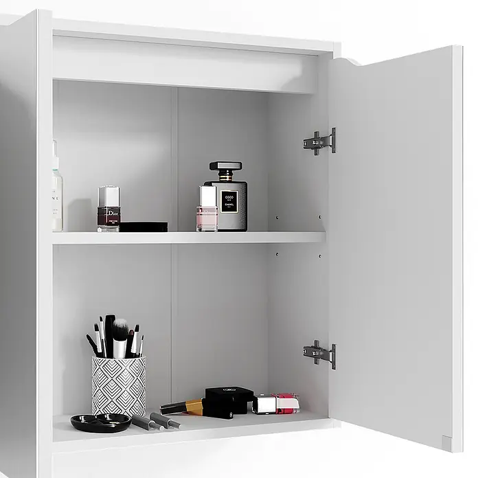 Vicco Badmöbel-Set Ruben Weiß 3 Teile - Gesamtbreite Badmöbel: 90 cm, Weiß, Matt - Weißer Schrank mit geöffneter Tür, der zwei Regalböden voller Kosmetik und Beauty-Tools zeigt.