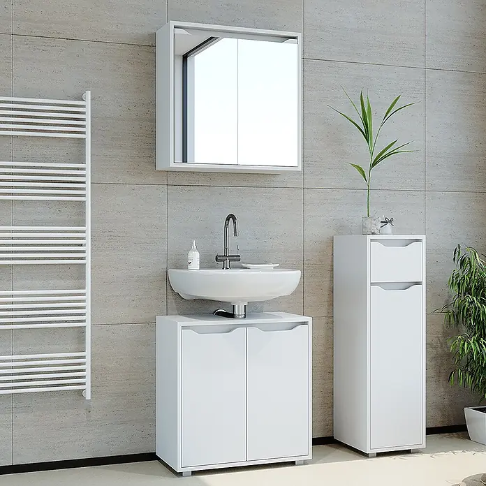 Vicco Badmöbel-Set Ruben Weiß 3 Teile - Gesamtbreite Badmöbel: 90 cm, Weiß, Matt - Moderne weiße Badmöbel: ein Waschbeckenunterschrank, ein hoher Schrank und ein Spiegelschrank in einem gefliesten Bad.