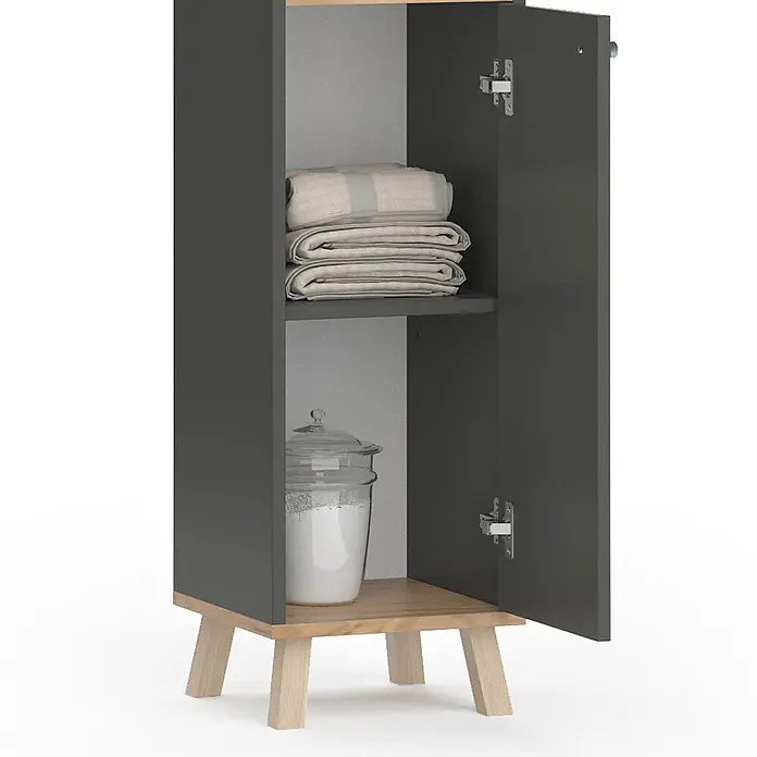 Vicco Badmöbel-Set Senyo Anthrazit 5 Teile, mit Regalen - Gesamtbreite Badmöbel: 120 cm, Anthrazit, Matt - Dunkelgrauer Hochschrank mit hellen Holzbeinen. Eine offene Tür zeigt zwei Regalböden mit gefalteten Handtüchern und einem Vorratsglas.