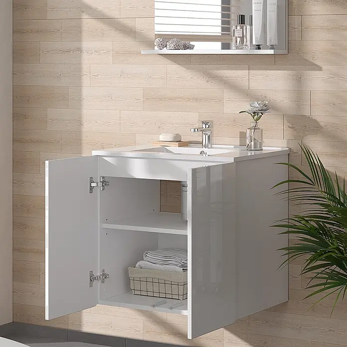 Vicco Badmöbel-Set Izan Weiß 2 Teile - Gesamtbreite Badmöbel: 61,8 cm, Weiß, Glänzend - Weißer Hochglanz-Waschtischunterschrank zur Wandmontage, mit Waschbecken und offener Tür, die ein Regal und Handtücher zeigt.