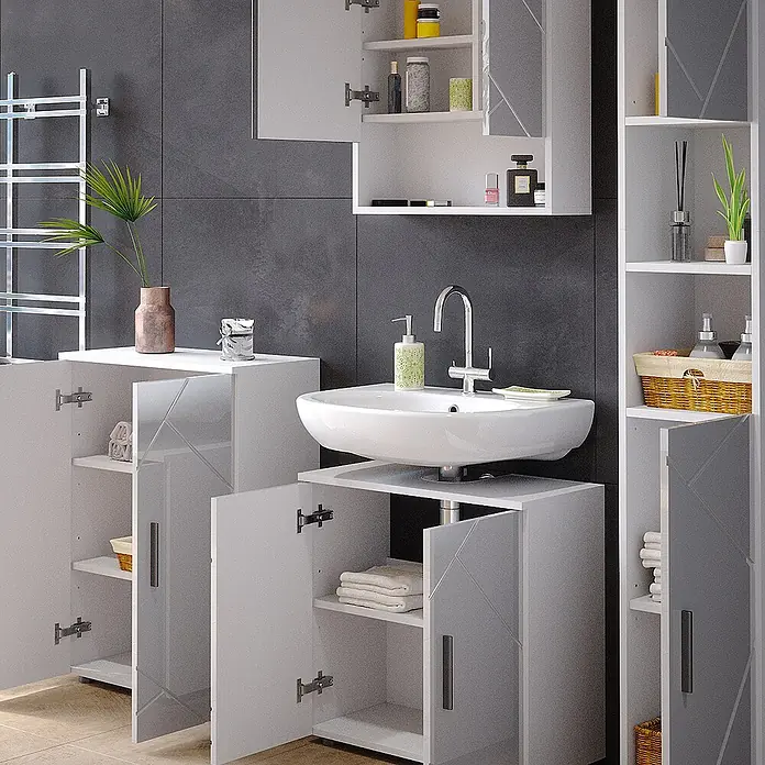 Vicco Badmöbel-Set Irma Weiß Hochglanz 4 Teile, mit Hochschrank und Kommode - Gesamtbreite Badmöbel: 150 cm, Weiß Hochglanz, Glänzend - Modernes Badmöbel-Set in Weiß und Grau mit Waschtischunterschrank, Schränken und Regalen, teils offen, Handtücher sichtbar.