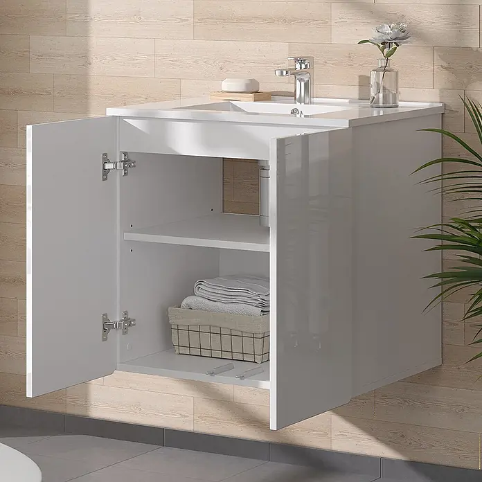 Vicco Badmöbel-Set Izan Weiß - Gesamtbreite Badmöbel: 61,8 cm, Weiß, Glänzend - Weißer hochglänzender wandhängender Badezimmerschrank mit integriertem Waschbecken, offene Türen zeigen Ablage mit Handtüchern.