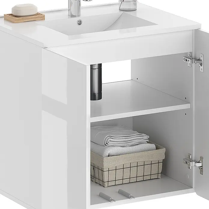 Vicco Badmöbel-Set Izan Weiß - Gesamtbreite Badmöbel: 61,8 cm, Weiß, Glänzend - Weißer Badezimmerschrank mit integriertem Keramikwaschbecken und offenem Fach, das ein Regal mit gefalteten Handtüchern in einem Korb zeigt.