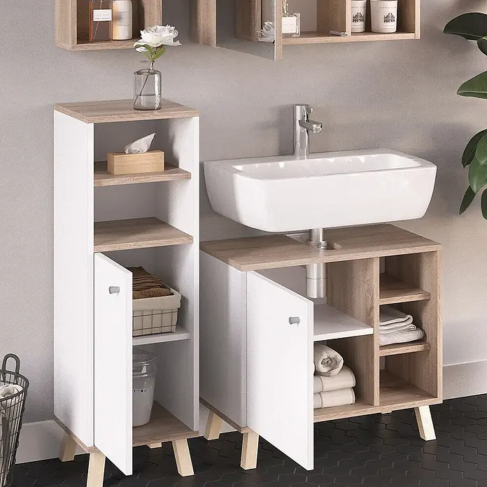 Vicco Badmöbel-Set Senyo Weiß 4 Teile, mit Midischrank - Gesamtbreite Badmöbel: 90 cm, Weiß, Matt - Zwei weiße und hellholzfarbene Badschränke mit schrägen Beinen: ein Hochschrank mit Regalen und ein kürzerer Waschtischunterschrank.
