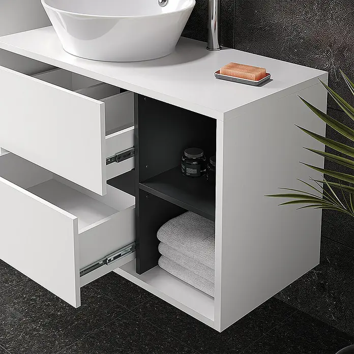 Vicco Badmöbel-Set Viola Weiß 4 Teile - Gesamtbreite Badmöbel: 187,8 cm, Weiß, Matt - Weißer Badezimmer-Waschtisch mit Aufsatzwaschbecken, offenen Schubladen und dunklen Ablagefächern mit Handtüchern.