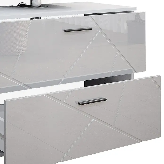 Vicco Badmöbel-Set Irma Weiß Hochglanz 4 Teile - Gesamtbreite Badmöbel: 110 cm, Weiß Hochglanz, Glänzend - Hellgraues Hochglanz-Sideboard mit geometrisch gemusterten Schubladen und schwarzen Griffen, eine offen.