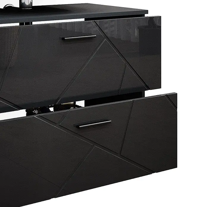 Vicco Badmöbel-Set Irma Anthrazit Hochglanz 4 Teile - Gesamtbreite Badmöbel: 110 cm, Anthrazit Hochglanz, Glänzend - Dunkelgrauer/schwarzer Schrank mit geometrisch gemusterten Schubladen, eine leicht geöffnet.
