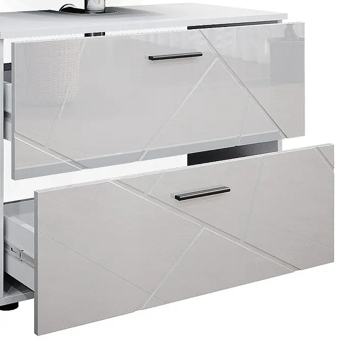 Vicco Badmöbel-Set Irma Weiß Hochglanz 3 Teile, mit Schubladenschrank und Midischrank - Weiß Hochglanz, Glänzend - Zwei weiße Hochglanzschubladen mit geometrischen Linien und dunklen Griffen, teilweise geöffnet.