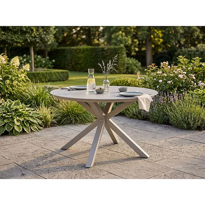 Bene Living Gartentisch Malaga - L x B x H: 120 x 120 x 76 cm, Ø x H: 120 x 76 cm, Gestell Aluminium, gesinterte Tischplatte (Keramik), Rund, beige - Runder Outdoor-Esstisch in hellem Taupe mit sternförmigem Fuß, für zwei Personen auf einer Terrasse im Garten gedeckt.