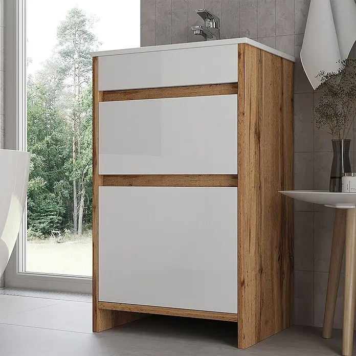 Vicco Badmöbel-Set Detmold Goldkraft Eiche 2 Teile, mit Waschbecken und 2 Schubladen - Gesamtbreite Badmöbel: 48 cm, Goldkraft Eiche, Glänzend - Weiß glänzender Badunterschrank mit Holzoptik-Rahmen, integriertem Waschbecken und Armatur, in einem modernen Badezimmer.