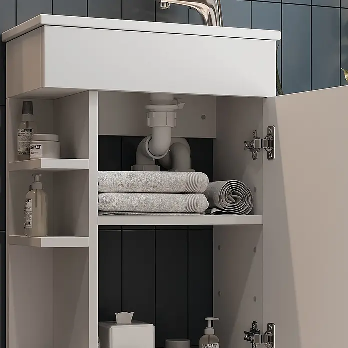 Vicco Badmöbel-Set Amadeo Weiß 2 Teile, mit Waschbecken - Weiß, Matt - Weißer Badezimmerschrank mit Waschbecken und Wasserhahn, offenem Unterschrank mit Regalen für Toilettenartikel und Handtücher, und sichtbaren Rohren.