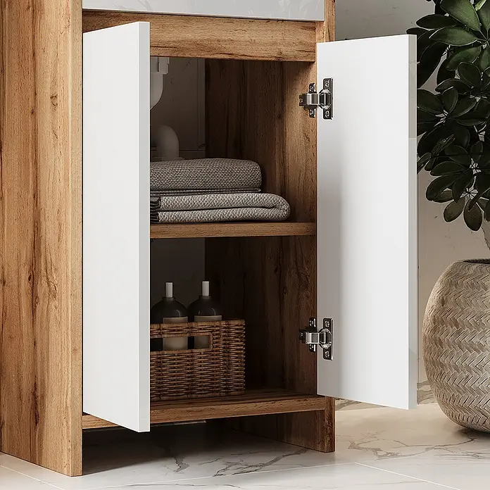 Vicco Badmöbel-Set Lemgo Goldkraft Eiche 2 Teile, mit Waschbecken und 2 Flügeltüren - Gesamtbreite Badmöbel: 48 cm, Goldkraft Eiche, Glänzend - Badezimmerschrank in Holzoptik mit offenen weißen Türen, Regalböden mit gefalteten grauen Handtüchern und einem Korb mit Flaschen.