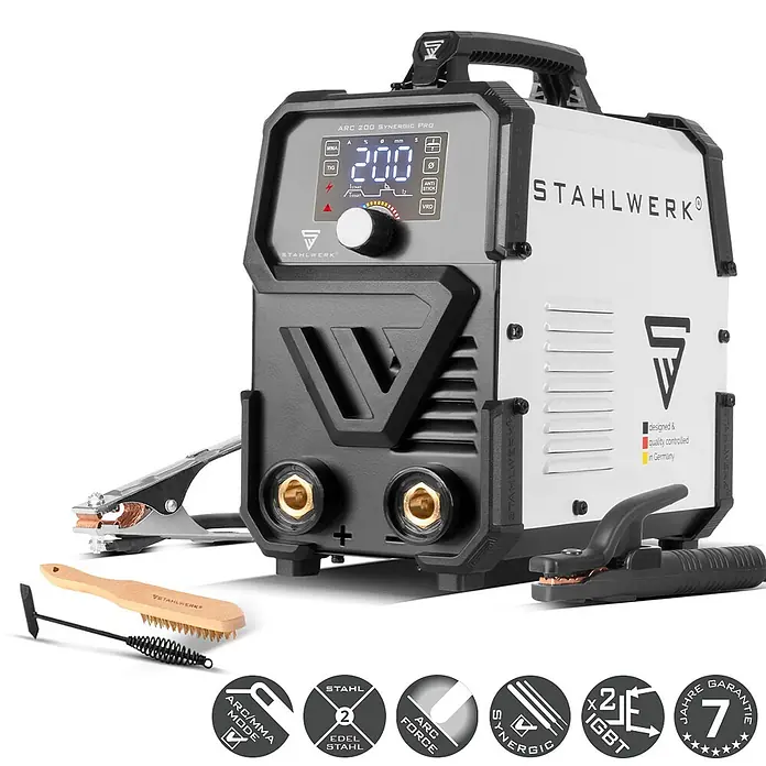 STAHLWERK Kombi-Schweißgerät ARC 200 Synergic Pro MMA Lift TIG - Schweißstrom: 200 A - Weiß-schwarzes STAHLWERK ARC 200 Synergic Pro Schweißgerät mit Digitalanzeige, Masseklemme, Elektrodenhalter, Schlackehammer und Drahtbürste.