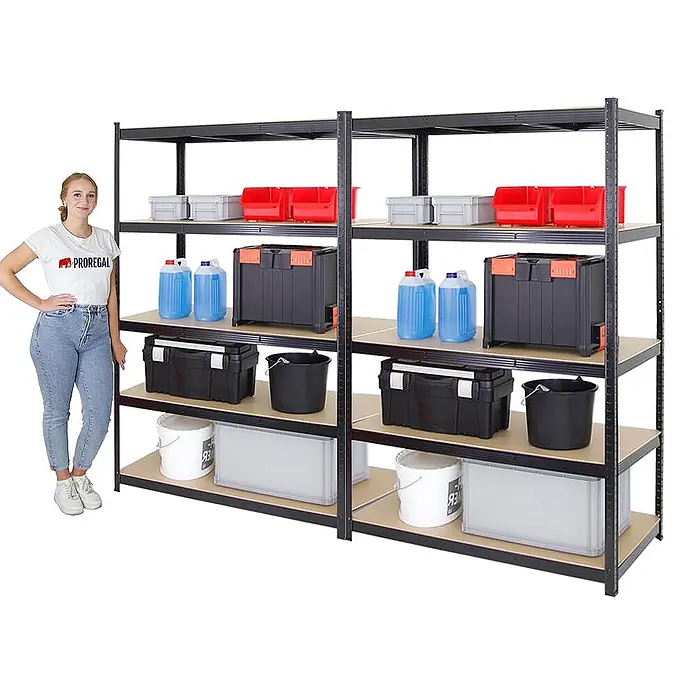 Proregal Schwerlastregal Mega Deal TAURUS 2 Stück - Traglast pro Boden: 175 kg, Anzahl Böden: 5 Stk., Stecken, Schwarz - Großes schwarzes Metallregal mit hellen Holzablagen, gefüllt mit verschiedenen Aufbewahrungsgegenständen. Eine Frau steht daneben als Maßstab.